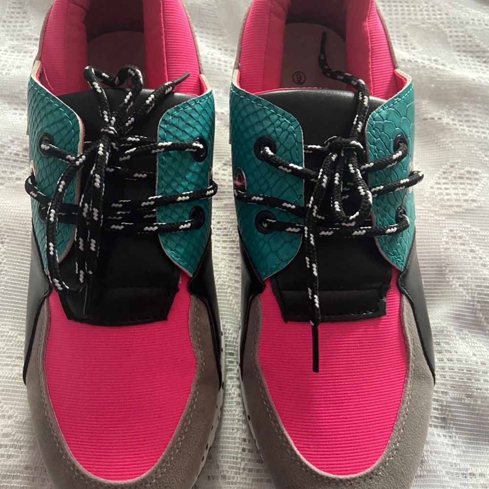 Top Moda Sneakers.  NEW  in Box      (size 9) - Picture 4 of 6